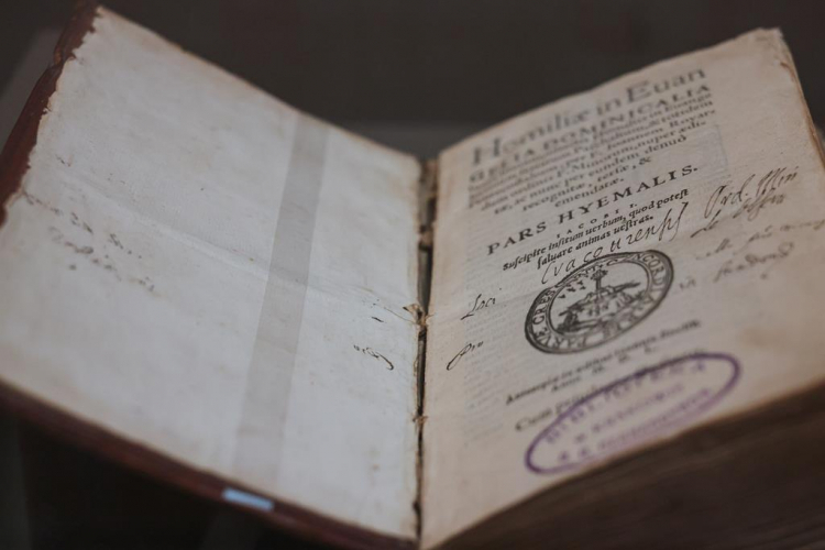 Odzyskany przez MKiDN starodruk przekazany do Biblioteki Elbląskiej. Fot. Danuta Matloch/MKiDN