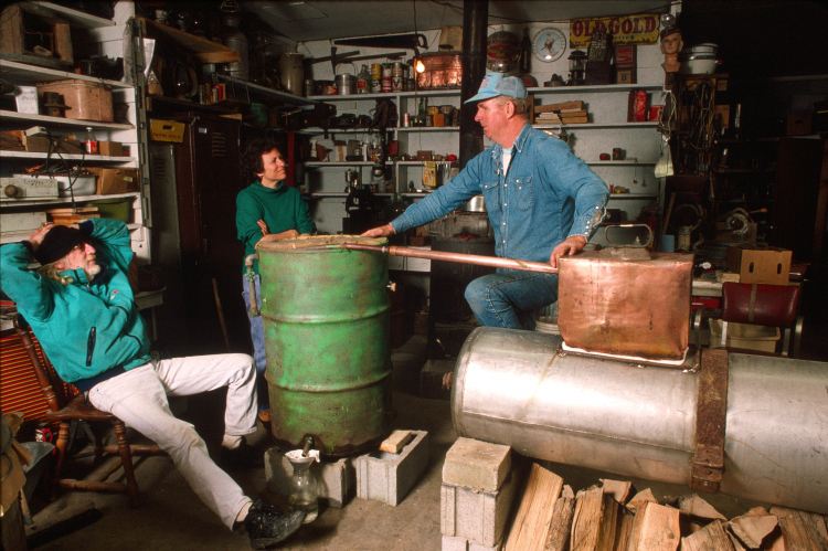 Były bimbrownik z Wirginii Zachodniej John Bowman wyjaśnia działanie alembiku, listopad 1996, American Folklife Center. Fot. Lyntha Scott Eiler, Public domain, via Wikimedia Commons