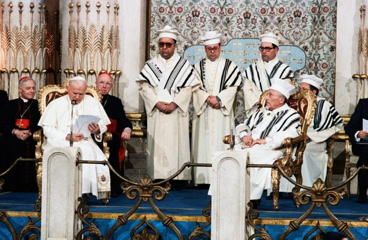 Jan Paweł II w rzymskiej Synagodze Większej, 13.04.1986. Fot. wiez.pl/ Vatican News