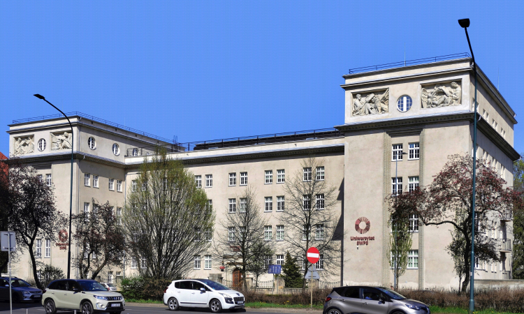 Gmach Seminarium Śląskiego w Krakowie w Dzielnicy I Stare Miasto na Piasku przy Alei Adama Mickiewicza 3. Proj. Zygmunt Gawlik i Franciszek Mączyński, 1926–1928. Fot. Mach240390, CC BY 4.0 <https://creativecommons.org/licenses/by/4.0>, via Wikimedia Commons