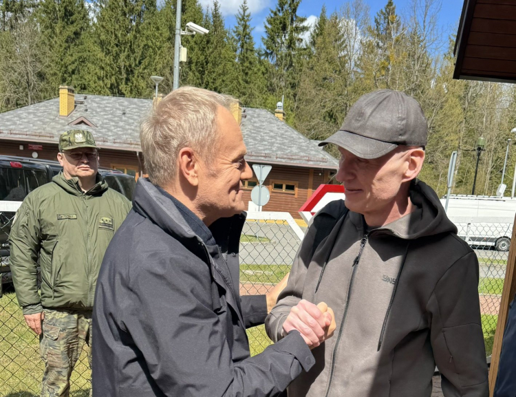 Powitanie Andrzeja Poczobuta przez premiera Donalda Tuska. Fot. profil premiera na portalu X