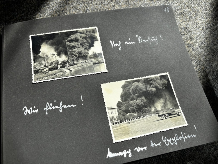 Album z niemieckimi zdjęciami z oblężenia Warszawy. Fot. Michał Maske