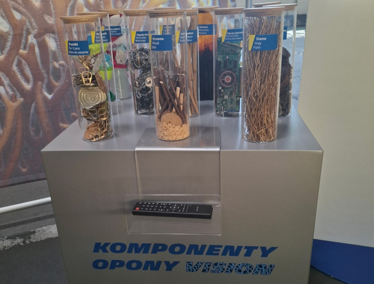 Okolicznościowa ekspozycja w olsztyńskiej fabryce Michelin pokazuje, z czego powstają opony. Fot. PAP/A. Libudzka