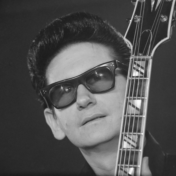 Roy Orbison na zdjęciu z 1965 r. Fot. Jack de Nijs for Anefo, CC BY 4.0 <https://creativecommons.org/licenses/by/4.0>, via Wikimedia Commons