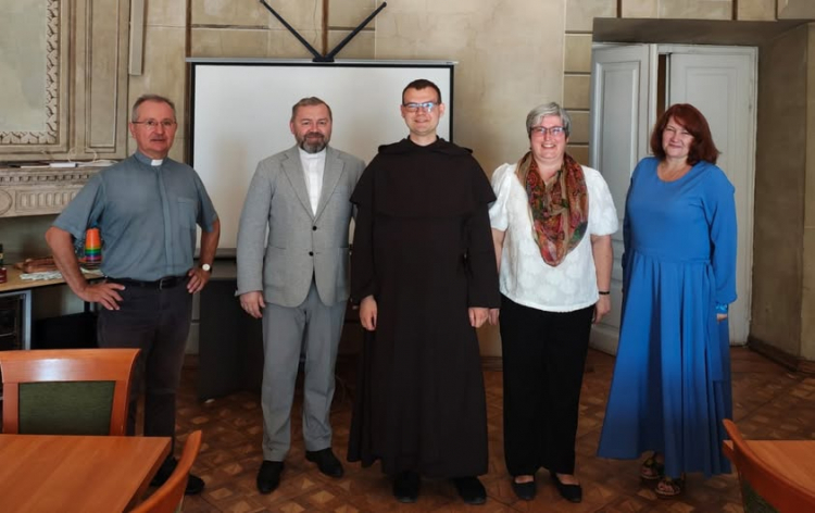 Brat Grzegorz Gaweł (w środku) na zdjęciu z 2025 r. Fot. Facebook/karmelici.pl