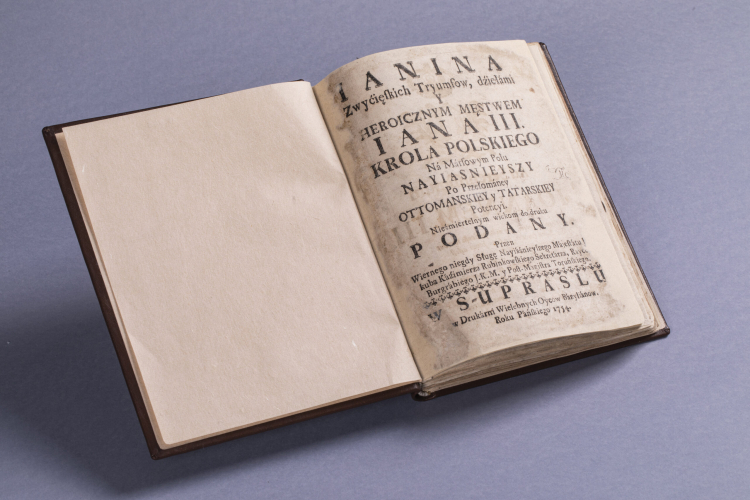 „Janina zwycięskich tryumfów, dziełami i heroicznym męstwem Jana III, króla polskiego, na Marsowym Polu najjaśniejszy, po przełamanej otomańskiej i tatarskiej potencji nieśmiertelnym wiekom do druku podany”, Supraśl 1754. Fot. muzeumpodlaskie.pl
