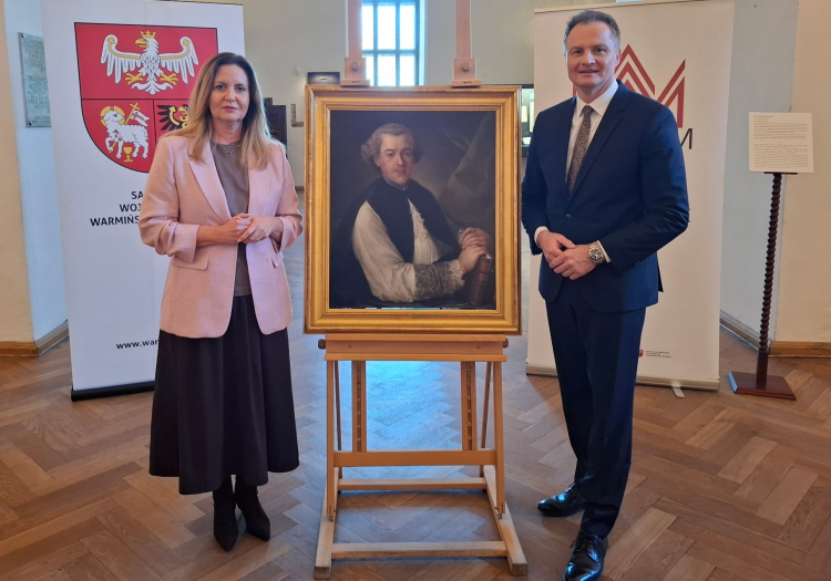 Młody Ignacy Krasicki w towarzystwie Marii Bąkowskiej z zarządu województwa mazursko-warmińskiego i Marcina Kuchcińskiego, marszałka województwa. Fot. PAP/Agnieszka Libudzka