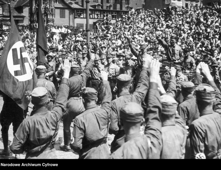 Przywódca NSDAP Adolf Hitler przyjmuje defiladę członków partii, Norymberga 1932 r. 