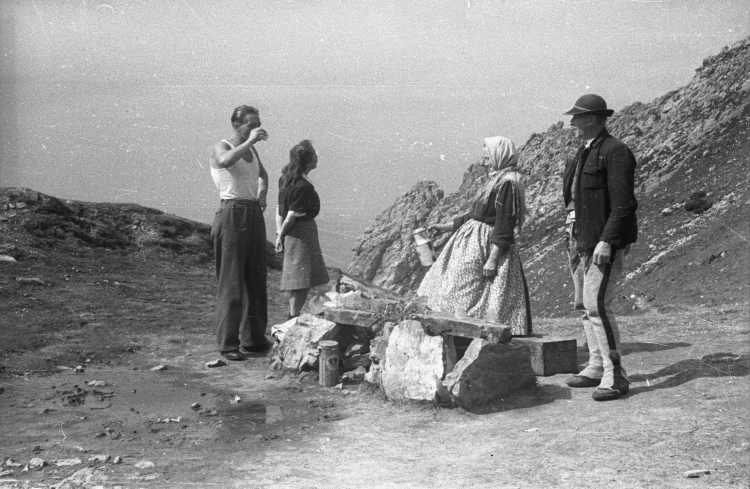 Tatry Zachodnie, Wyżnia Kondracka Przełęcz, rok 1947 - górale sprzedają turystom kwaśne mleko. Fot. CAF/PAP