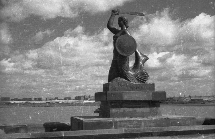 Pomnik warszawskiej Syrenki nad Wisłą w 1949 r. Monument wykonany ze spiżu przez artystkę Ludwikę Nitsch, której pozowała w latach 1936-1937 Krystyna Krahelska. Fot. PAP