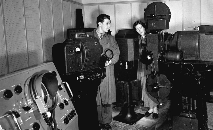 Pierwszy w Polsce ośrodek telewizyjny (w Pałacu Kultury i Nauki w Warszawie), 1956 rok. Fot. PAP/CAF/Z. Wdowiński