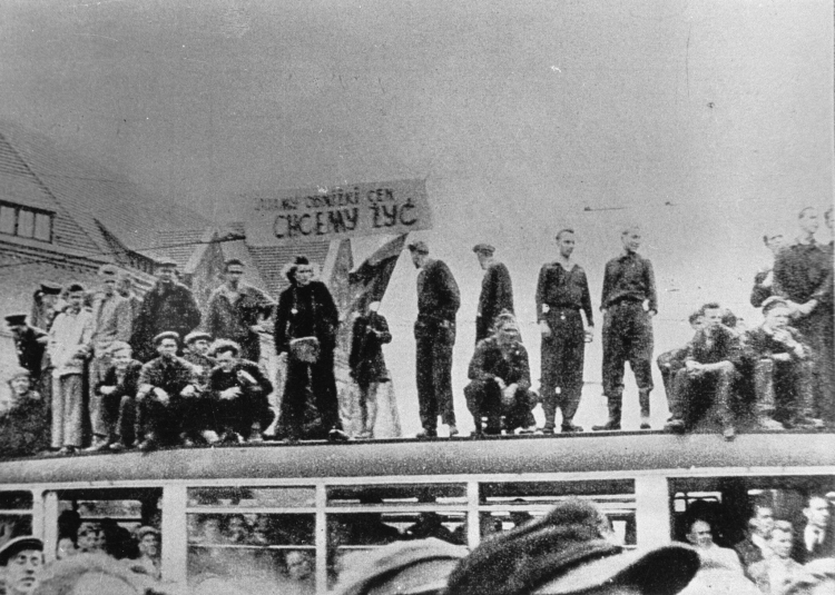 Poznań, 29 czerwca 1956 r. Robotnicy poznańskich zakładów H. Cegielskiego rozpoczęli strajk. Tysięczne tłumy pojawiły się na ulicach. Nz. Robotnicy na tramwaju na pl. Mickiewicza. Fot. PAP/CAF/Reprod.