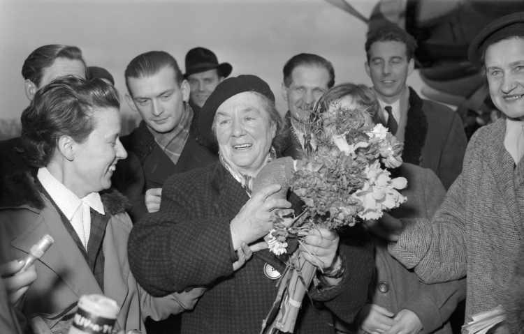 Centralny Port Lotniczy Warszawa-Okęcie. Powitanie powracającej do kraju pisarki Zofii Kossak-Szczuckiej, 12 lutego 1957 r. Fot. PAP/Pieńkowski