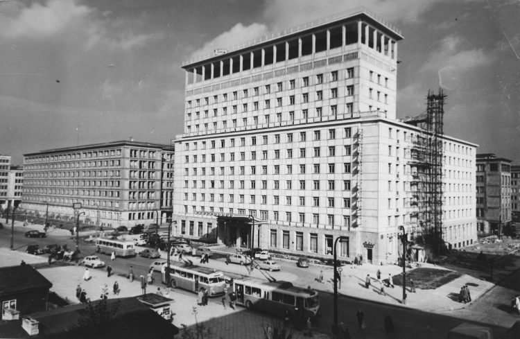 Warszawa 1958 r. - Grand Hotel przy ul. Kruczej. Fot. PAP/CAF/Marian Sokołowski 