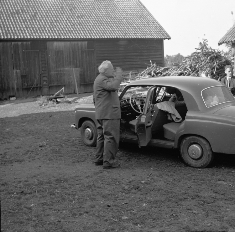 Wojnowo 10.1958. Pisarz Melchior Wańkowicz z wizytą w gospodarstwie rodziny Filiponów. Fot. PAP/Tadeusz Trepanowski 