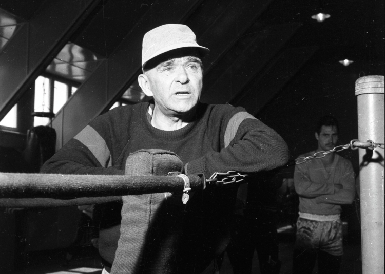 Ośrodek Sportowy Start, zgrupowanie polskich pięściarzy przed XV Mistrzostwami Europy w Boksie, Wisła maj 1963 r. Na zdjęciu: trener polskiej kadry Feliks Stamm. Fot. PAP/Zbigniew Matuszewski