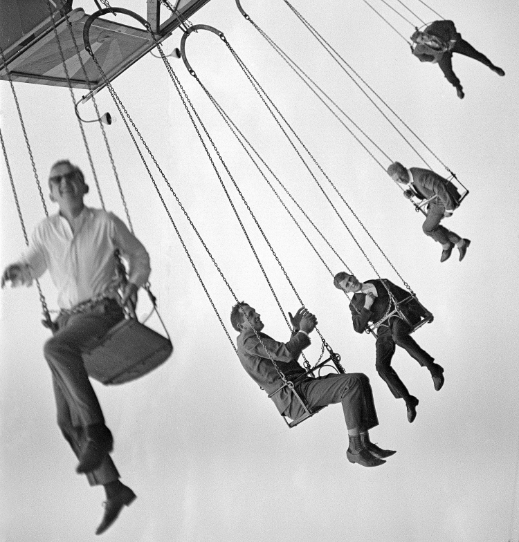 Ludzie na karuzeli w Łowiczu. Fot. PAP/Afa Pixx/Mirosław Stankiewicz