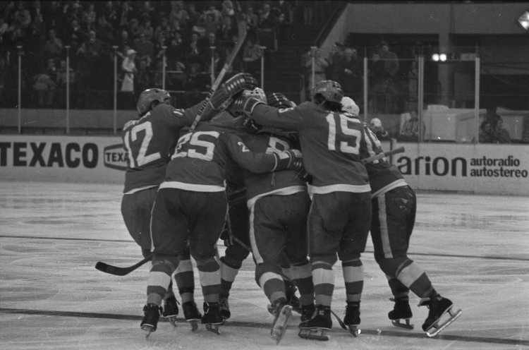 Katowice 08.04.1976. 43. Mistrzostwa Świata w Hokeju na Lodzie, w dniach 8-25 kwietnia, w hali Spodek. Mecz Polska - ZSRR, wygrany przez polską reprezentację 6:4. Fot. PAP/Adam Urbanek