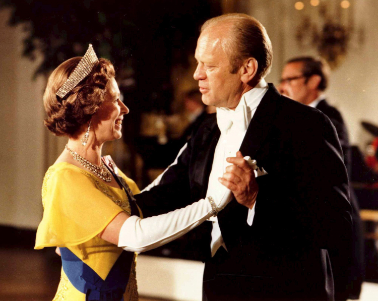 Brytyjska królowa Elżbieta II  i prezydent USA Gerald R. Ford  podczas uroczystej kolacji w Białym Domu w 1976r. Fot.  PAP/EPA/Biblioteka im. Geralda R. Forda