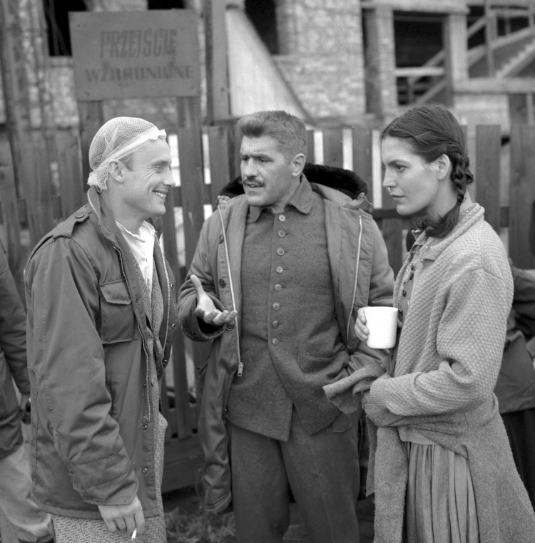 Realizacja filmu "Blaszany bębenek" w reżyserii Volkera Schlöndorffa. Nz. polski aktor Daniel Olbrychski (L) niemiecki aktor Mario Adorf (C) i niemiecka aktorka Angela Winkler (P), wrzesień 1978 r. Fot. PAP/CAF - Witold Rozmysłowicz