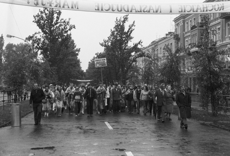 Pilgrzymi w drodze na Jasną Górę (w 1983 r.). Fot. PAP/Maciej Musiał