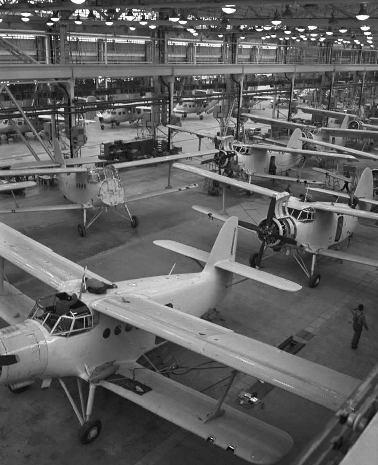 Wytwórnia Sprzętu Komunikacyjnego (WSK) PZL-Mielec; montaż samolotów Antonow An-2. Fot. PAP/Włodzimierz Echeński