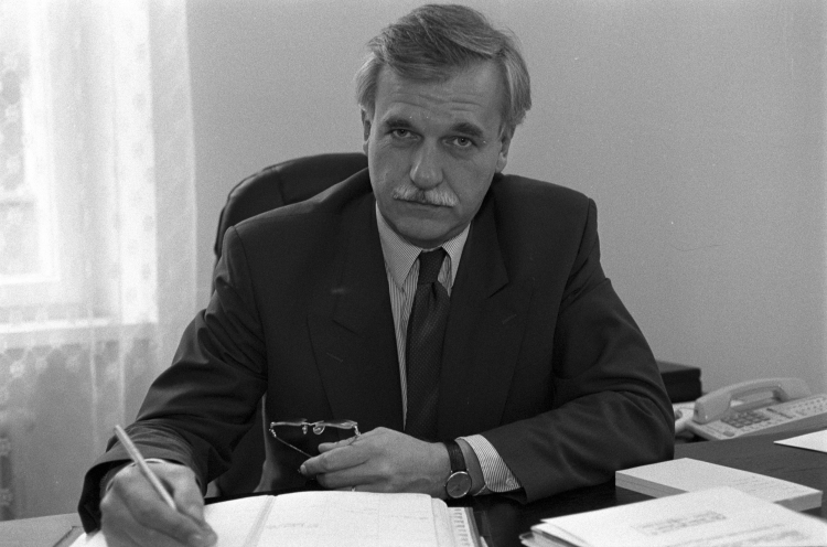 Andrzej Olechowski w 1992 r. jako Doradca ds. ekonomicznych prezydenta RP Lecha Wałęsy oraz członek Rady ds. Rozwoju Gospodarczego przy Prezydencie RP. Fot. PAP/Longin Wawrynkiewicz