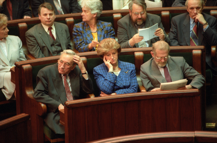 Posiedzenie Zgromadzenia Narodowego, które debatowało nad poprawkami zgłoszonymi przez prezydenta RP Aleksandra Kwaśniewskiego, do nowej Konstytucji RP. Nz. posłowie Unii Wolności w 1 rzędzie od lewej: Olga Krzyżanowska, Tadeusz Mazowiecki, Hanna Suchocka, Bronisław Geremek, w 2 rzędzie od lewej: Bogdan Borusewicz, Zofia Kuratowska, Tadeusz Syryjczyk. Fot. PAP/Radosław Pietruszka