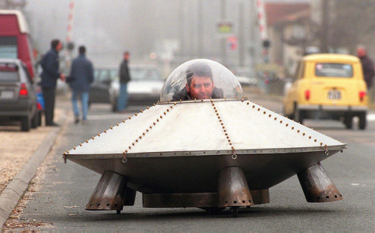 Joel Teissier z Cubnezais koło Bordeaux jeździ do miasta na zakupy pojazdem, który sam zbudował dla uczczenia zbliżającego się 2000 roku. Autko o średnicy 2 m przypomina UFO a poruszane jest silniczkiem elektrycznym pozwalającym toczyć się z szybkością zupełnie nie kosmiczną, bo tylko 20 km/godz. FOT. PAP/CAF-EPA/PATRICK BERNARD