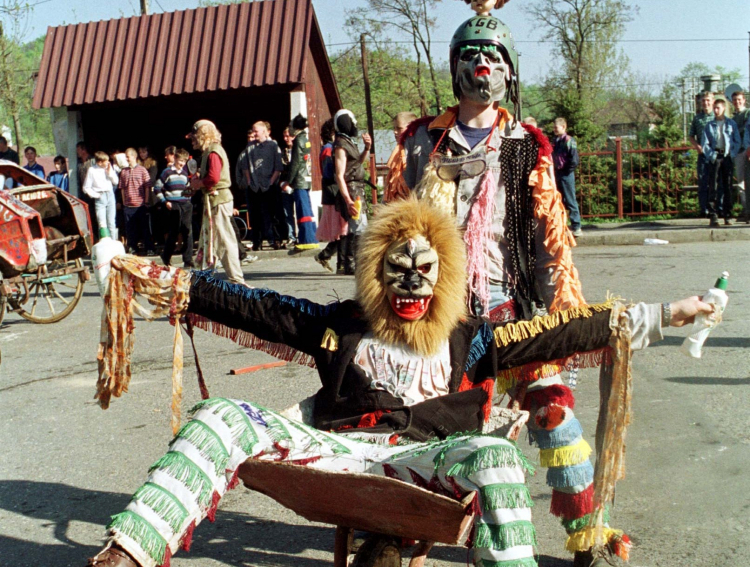 W Wiśniowej k. Myślenic (woj. małopolskie) w drugi dzień świąt pojawiają się tzw. dziady. Fot. PAP/JACEK BEDNARCZYK