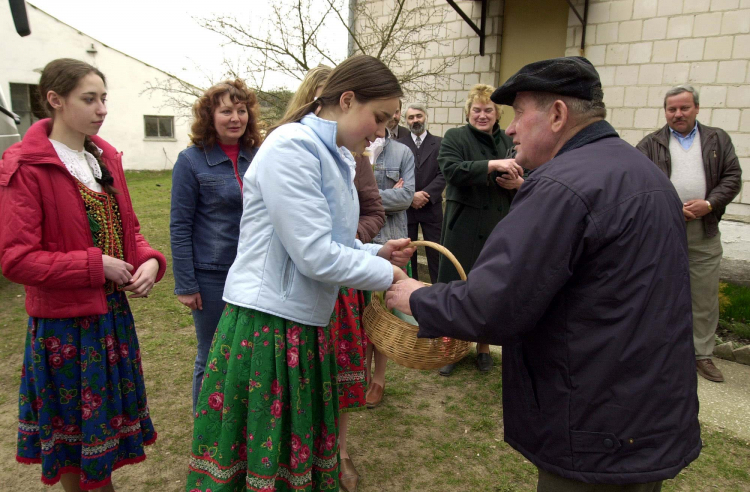 Wielkanocna tradycja z Podlasia - chodzenie z konopielką. Fot. PAP/Leon Stankiewicz