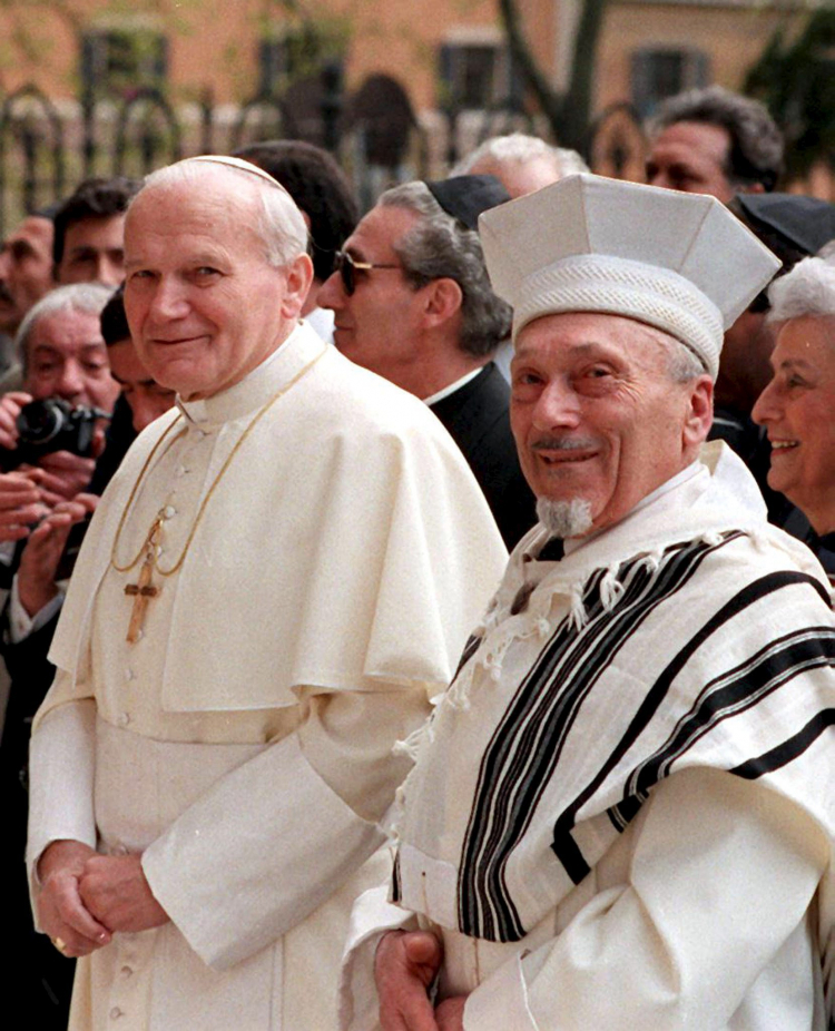 Papież Jan Paweł II i naczelny rabin synagogi rzymskiej, Elio Toaff, w Rzymie. Fot. PAP/EPA/STR