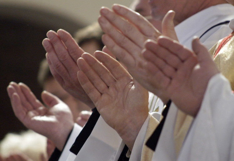 Księża z Diecezji Opolskiej i setki ministrantów uczestniczyło w Mszy Krzyżma w katedrze pw. Świętego Krzyża w Opolu, 2006 r. Fot. PAP/Krzysztof Świderski