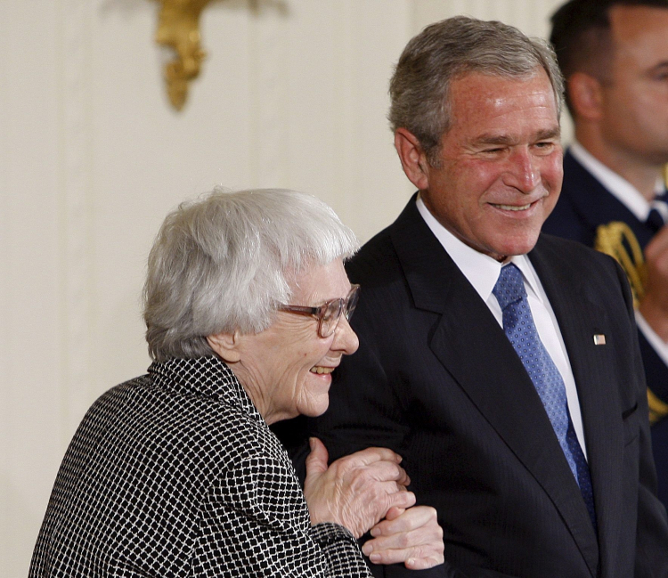 Prezydent USA George W. Bush wręcza powieściopisarce Harper Lee Prezydencki Medal Wolności w 2007 r. Fot. PAP/EPA/SHAWN THEW  