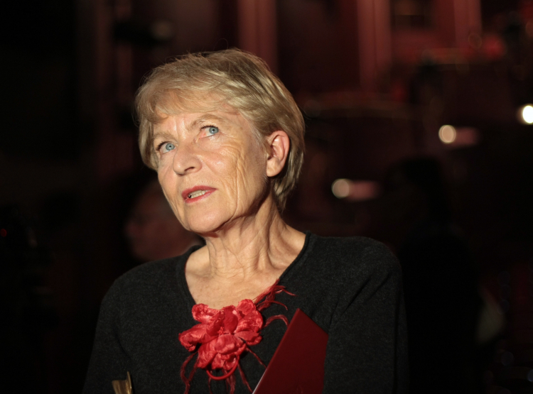 Małgorzata Szejnert podczas gali w Teatrze Narodowym w Warszawie z okazji otrzymania Nagrody Mediów Publicznych Cogito za książkę "Czarny Ogród", 2008 r. Fot. PAP/Leszek Szymański