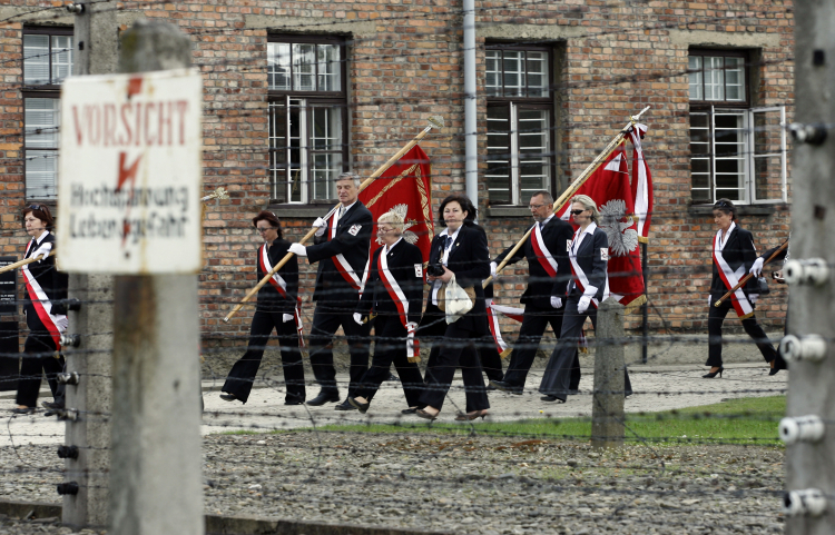 Oświęcim, 27.04.2010. Nauczyciele i uczniowie przeszli w Marszu Milczenia zorganizowanym 27 bm. przez Związek Nauczycielstwa Polskiego na terenie byłego niemieckiego obozu koncentracyjnego Auschwitz z okazji Ogólnopolskiego Dnia Pamięci i Pokoju. Uczestnicy marszu oddali hołd pedagogom, którzy zginęli podczas II wojny światowej. Fot. PAP/Andrzej Grygiel