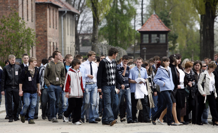 Nauczyciele i uczniowie przeszli w Marszu Milczenia zorganizowanym przez Związek Nauczycielstwa Polskiego na terenie byłego niemieckiego obozu koncentracyjnego Auschwitz. Rok 2010. PAP/Andrzej Grygiel