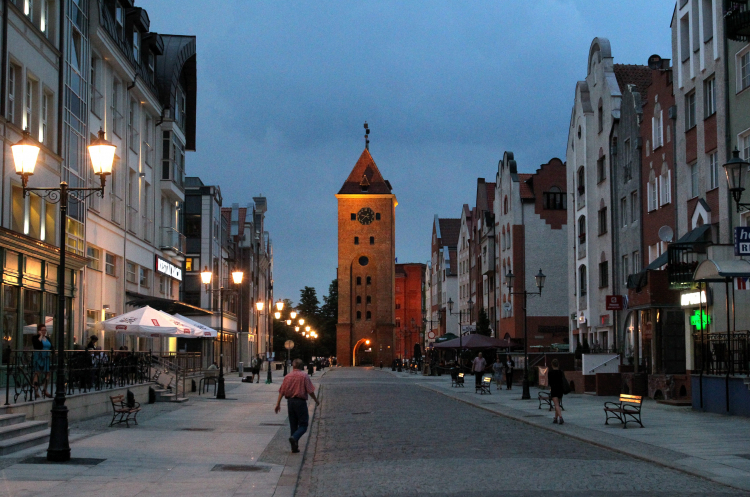 Elbląg, Stary Rynek, w tle Brama Targowa, 2013 r. Fot. PAP/Tomasz Waszczuk