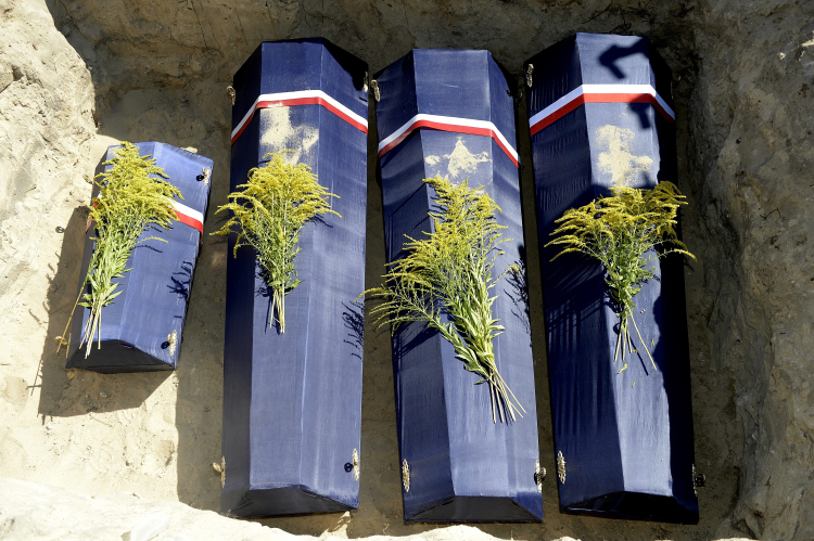 Pogrzeb 36 osób, których szczątki ekshumowano na terenie wyludnionej polskiej wsi Ostrówki na Ukrainie, rok 2015. Fot. PAP/Darek Delmanowicz 