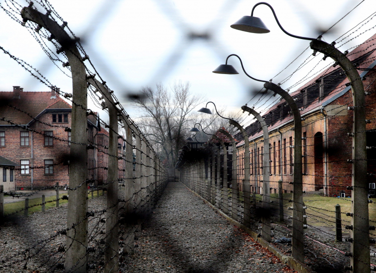 Tereny dawnego hitlerowskiego obozu KL Auschwitz. Fot. PAP/Andrzej Grygiel