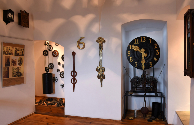Zrekonstruowane mechanizmy i części zegarów wieżowych w Muzeum Rzemiosła, którego oddziałem będzie  Fabryka Zegarów Wieżowych. Fot.  PAP/Afa Pixx/Zenon Żyburtowicz