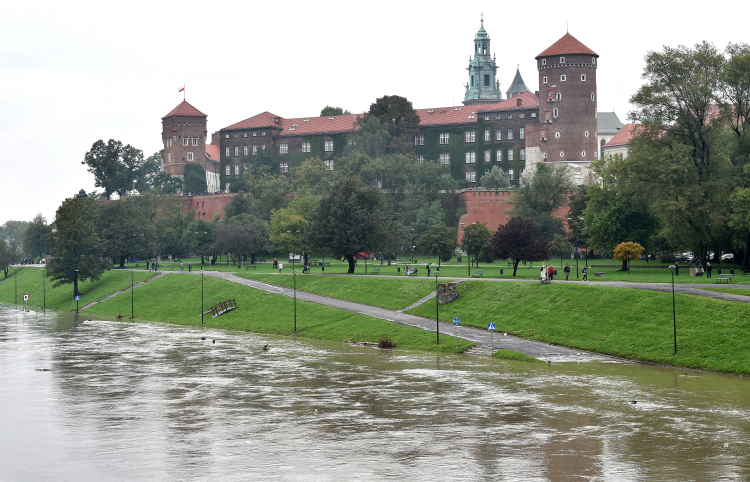 Zalane bulwary na zakolu Wisły w Krakowie pod Wawelem. Fot. PAP/Jacek Bednarczyk