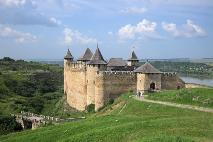 Zamek w Chocimiu - budowla obronna usytuowana na wysokim, skalistym brzegu rzeki Dniestr. Fot. PAP/Afa Pixx/Zenon Żyburtowicz