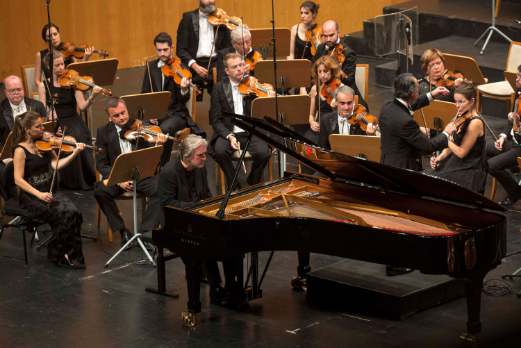 Barry Douglas przy fortepienie. Fot. PAP/EPA/Pedro Puente