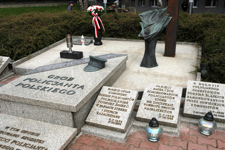 Grób Policjanta Polskiego w Katowicach. Fot. PAP/Andrzej Grygiel