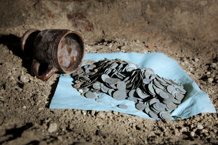 Ponad 1000 srebrnych monet z przełomu XVI i XVII w. znaleziono w średniowiecznym kościele św. Andrzeja w Barczewie. Fot. PAP/Tomasz Waszczuk