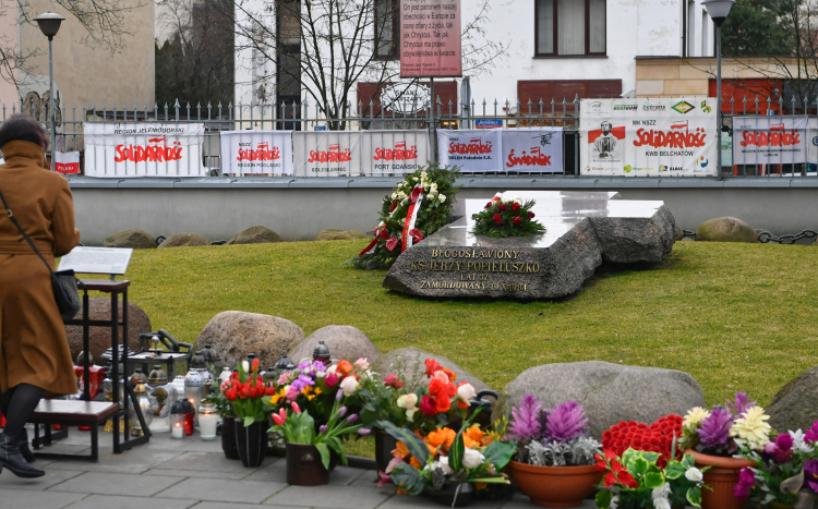 Grób ks. Jerzego Popiełuszki przy kościele św. Stanisława Kostki na warszawskim Żoliborzu. PAP/Piotr Nowak