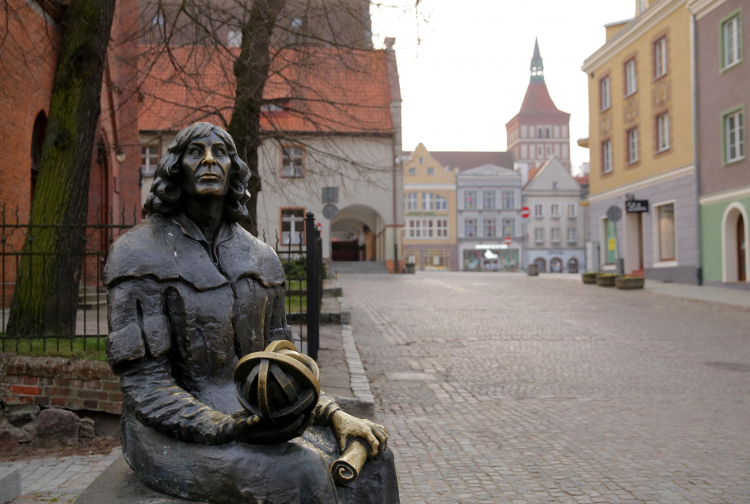 Ławeczka Mikołaja Kopernika w Olsztynie. PAP/Tomasz Waszczuk