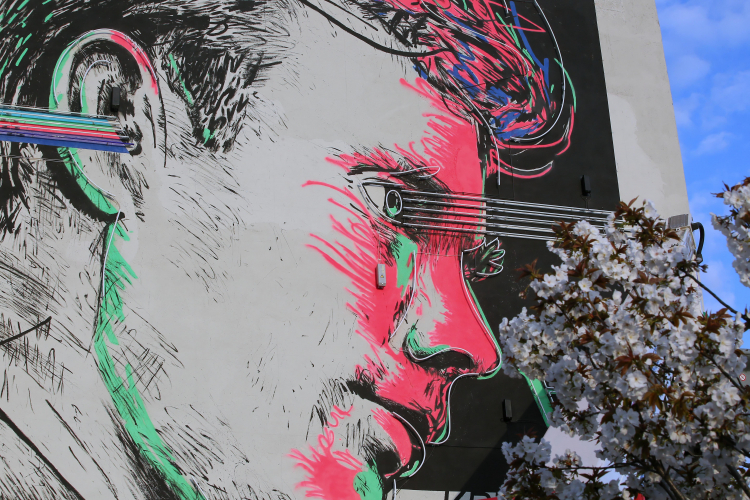  mural Krzysztofa Komedy-Trzcińskiego w Ostrowiu Wielkopolskim. Fot. PAP/Tomasz Wojtasik