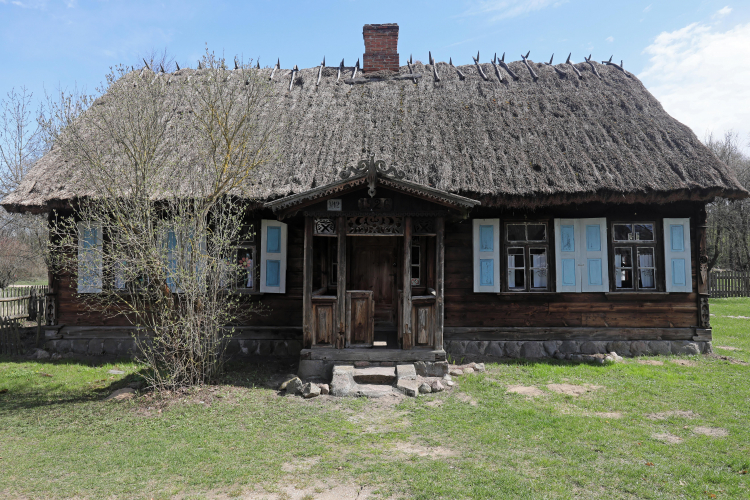 Chałupa z Dąbrowy-Moczydeł wybudowana około roku 1926 w Podlaskim Muzeum Kultury Ludowej w podbiałostockim Wasilkowie. Fot. PAP/Artur Reszko
